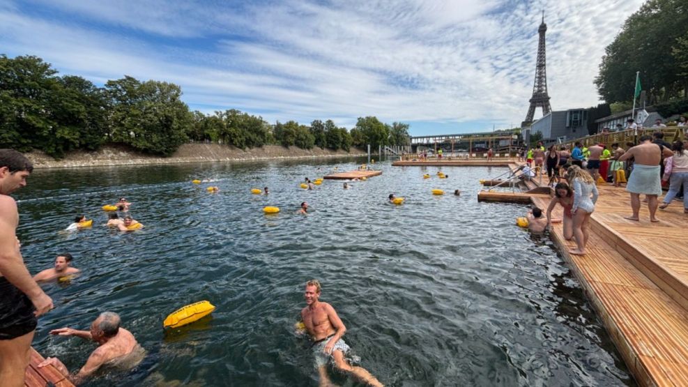 Permiten bañarse en el río Sena por primera vez desde 1923