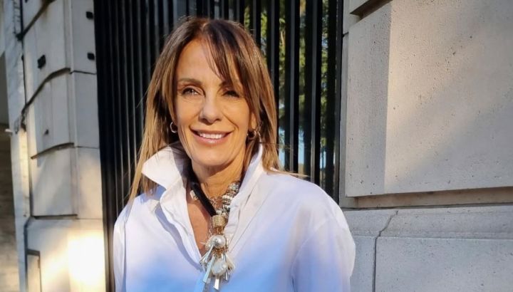 Adiós a los looks aburridos de invierno: Nequi Galotti impone tendencia con este poncho chic