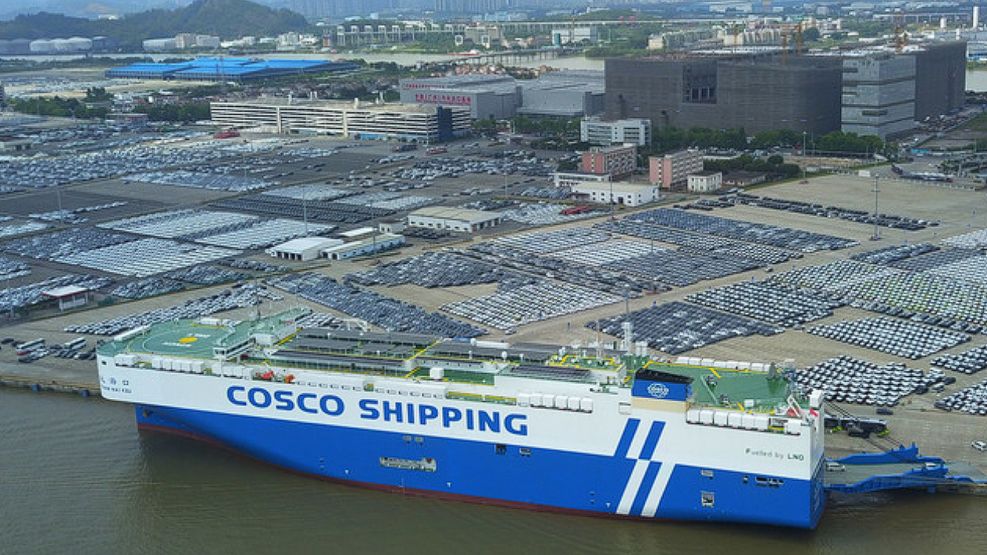 El primer buque transportador chino, el 'Yuan Hai Kou', enteramente a energía solar, chino llegó a Grecia con 4 mil vehiculos.