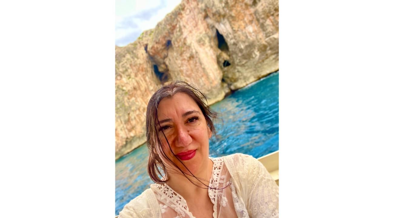 Caly, la diseñadora que convirtió un ACV en arte: "Cada diseño es magia, amor y alegría".