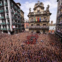 Los participantes ondean sus pañuelos rojos durante el  | Foto:afp