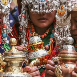 Personas vestidas con atuendos tradicionales asisten a la ceremonia de oración del líder espiritual tibetano, el Dalai Lama, para celebrar su 90.º cumpleaños en el Templo Principal Tibetano en McLeod Ganj, cerca de Dharamsala, el 6 de julio de 2025. Autodenominado un  | Foto:afp