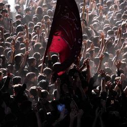 Los musulmanes chiítas iraquíes se golpean la cabeza mientras participan en un ritual de duelo para conmemorar la Ashura, un período de 10 días que conmemora el asesinato en el siglo VII del nieto del profeta Mahoma, el imán Hussein, en Nasiriyah, en la provincia de Dhi Qar, en el sur de Irak, a primera hora de la mañana. | Foto:afp
