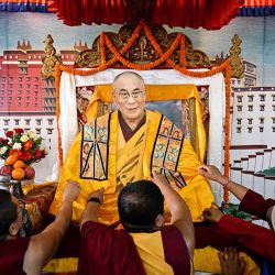 Monjes tibetanos exiliados realizan rituales con una figura de su líder espiritual, el Dalai Lama, para celebrar su 90.º cumpleaños en un campo de refugiados tibetanos en la zona de Jawalakhel, en Lalitpur, a las afueras de Katmandú, el 6 de julio de 2025. Autodenominado un  | Foto:afp