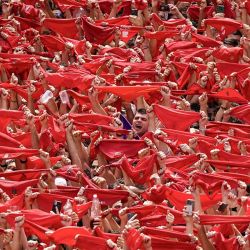 Los participantes ondean sus pañuelos rojos durante el  | Foto:afp