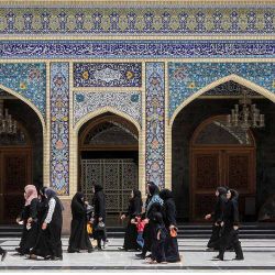Un miembro de las fuerzas de seguridad hace guardia en lo alto del santuario de Sayyida Zeinab, donde se cree localmente se encuentra la tumba de Zeinab bint Ali (hija del imán Ali y Fátima, y nieta del profeta Mahoma) en los suburbios del sur de Damasco el 6 de julio de 2025 durante el apogeo de Ashura, un período de 10 días que conmemora el asesinato en el siglo VII del nieto del profeta Mahoma, el imán Hussein. | Foto:afp