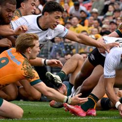 Max Jorgensen (der.) de Australia no logra evitar que Salesi Rayasi (2.º d.) de Fiji marque un try durante el partido de prueba de rugby entre Australia y Fiji en el estadio McDonald Jones en Newcastle | Foto:afp