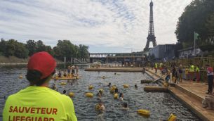 Tras 100 años Francia habilita el río Sena para nadar.