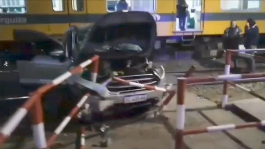 En Chacarita, el tren Urquiza chocó a un auto que cruzaba el paso a nivel: murió el chofer y su esposa está herida