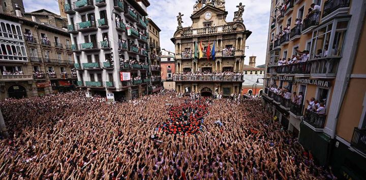 Los participantes ondean sus pañuelos rojos durante el 