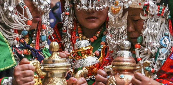 Personas vestidas con atuendos tradicionales asisten a la ceremonia de oración del líder espiritual tibetano, el Dalai Lama, para celebrar su 90.º cumpleaños en el Templo Principal Tibetano en McLeod Ganj, cerca de Dharamsala, el 6 de julio de 2025. Autodenominado un 