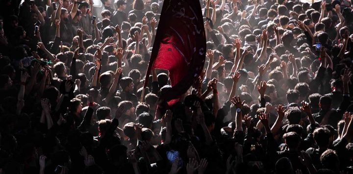 Los musulmanes chiítas iraquíes se golpean la cabeza mientras participan en un ritual de duelo para conmemorar la Ashura, un período de 10 días que conmemora el asesinato en el siglo VII del nieto del profeta Mahoma, el imán Hussein, en Nasiriyah, en la provincia de Dhi Qar, en el sur de Irak, a primera hora de la mañana.