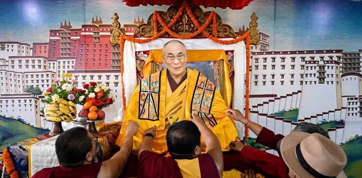 Monjes tibetanos exiliados realizan rituales con una figura de su líder espiritual, el Dalai Lama, para celebrar su 90.º cumpleaños en un campo de refugiados tibetanos en la zona de Jawalakhel, en Lalitpur, a las afueras de Katmandú, el 6 de julio de 2025. Autodenominado un 