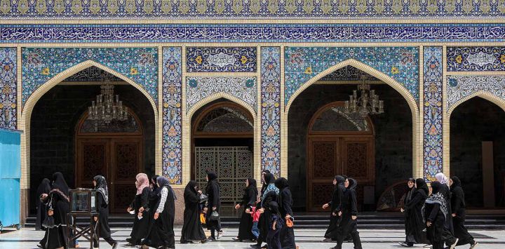 Un miembro de las fuerzas de seguridad hace guardia en lo alto del santuario de Sayyida Zeinab, donde se cree localmente se encuentra la tumba de Zeinab bint Ali (hija del imán Ali y Fátima, y nieta del profeta Mahoma) en los suburbios del sur de Damasco el 6 de julio de 2025 durante el apogeo de Ashura, un período de 10 días que conmemora el asesinato en el siglo VII del nieto del profeta Mahoma, el imán Hussein.