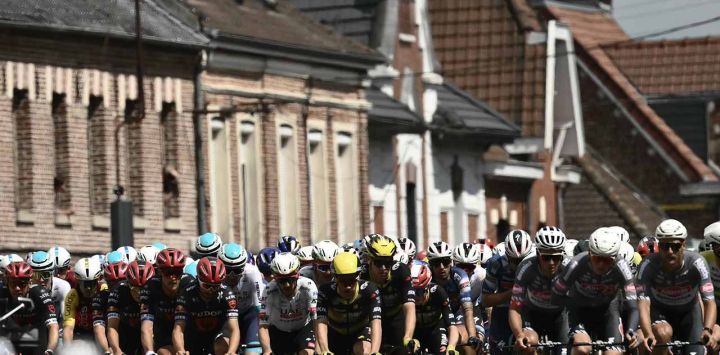 El pelotón pedalea durante la 3ª etapa de la 112ª edición del Tour de Francia, 178,3 km entre Valenciennes y Dunkerque (Dunkerque), en el norte de Francia.