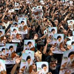 Los musulmanes chiítas sostienen retratos del líder supremo de Irán, el ayatolá Ali Jamenei, durante una procesión religiosa celebrada para conmemorar la Ashura, el décimo día del mes sagrado islámico de Muharram en Karachi. | Foto:afp