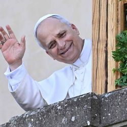 El Papa León XIV saluda a la gente desde la terraza de la residencia papal de verano, adonde llega para una estancia de dos semanas en Castel Gandolfo, a 40 km al sureste de Roma. El recién elegido Papa León XIV revive una larga tradición papal, interrumpida por Francisco, mientras Castel Gandolfo se prepara para recibir a un papa por primera vez en más de una década. | Foto:afp