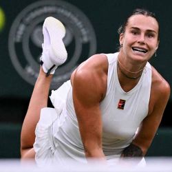 La bielorrusa Aryna Sabalenka mira la pelota mientras se la devuelve a la belga Elise Mertens durante su partido de tenis individual femenino de cuarta ronda en el séptimo día del Campeonato de Wimbledon 2025 en el All England Lawn Tennis and Croquet Club en Wimbledon, al suroeste de Londres. | Foto:afp