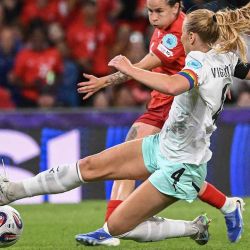 La delantera suiza número 06 Geraldine Reuteler dispara para marcar el primer gol de su equipo durante el partido de fútbol del Grupo A de la Eurocopa Femenina de la UEFA 2025 entre Suiza e Islandia en el estadio Wankdorf en Berna. | Foto:afp
