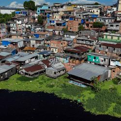 Esta vista aérea muestra el barrio Educandos durante el desbordamiento del Río Negro, en Manaus, estado de Amazonas, norte de Brasil, el 6 de julio de 2025. Hasta el momento, la inundación ha afectado a unas 500.000 personas. | Foto:afp