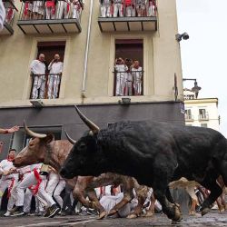Participantes en el primer encierro de San Fermín en Pamplona, al norte de España. Miles de personas asisten cada año a la semana de festivales y a sus famosos encierros: seis toros se sueltan a las 8:00 a. m. todos los días para correr desde su corral hasta la plaza de toros por las estrechas calles del casco antiguo a lo largo de un recorrido de 850 metros, mientras los corredores que los preceden intentan mantenerse cerca de los toros sin caerse ni ser corneados. | Foto:afp