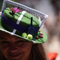Un miembro del público que lleva un sombrero con la temática de Wimbledon asiste al octavo día del Campeonato de Wimbledon 2025 en el All England Lawn Tennis and Croquet Club en Wimbledon, al suroeste de Londres.  | Foto:afp