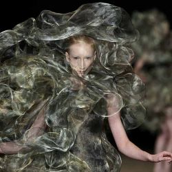 Una modelo presenta una creación para Iris Van Herpen durante el desfile de Alta Costura Femenina Otoño/Invierno 2025-26 en París. | Foto:afp
