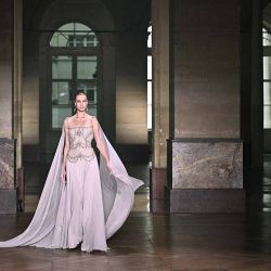 Una modelo presenta una creación para Georges Hobeika durante el desfile de Alta Costura Femenina Otoño/Invierno 2025-26 en París. | Foto:afp