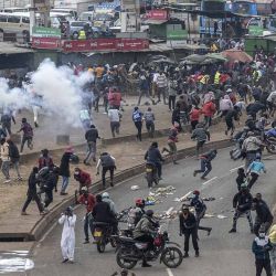 Manifestantes reaccionan ante nubes de gas lacrimógeno disparadas por la policía keniana durante los enfrentamientos en las manifestaciones del Día de Saba Saba en Nairobi. Kenia conmemoró su lucha por la democracia el 7 de julio de 2025 con el bloqueo policial de las principales carreteras de Nairobi ante posibles protestas, después de que las manifestaciones del mes pasado derivaran en violentos enfrentamientos. El Día de Saba Saba conmemora el levantamiento del 7 de julio de 1990, cuando los kenianos exigieron el retorno a la democracia multipartidista tras años de gobierno autocrático del entonces presidente Daniel Arap Moi. | Foto:afp
