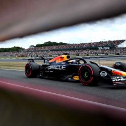El piloto holandés de la escudería Red Bull, Max Verstappen, conduciendo durante la sesión de clasificación del Gran Premio de Reino Unido de Fórmula Uno 2025, en el Circuito de Silverstone, en Silverstone, Reino Unido. (Xinhua/Li Ying) | Foto:Xinhua