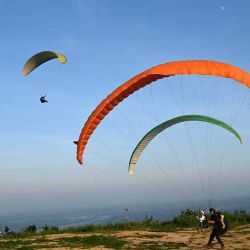 turistas disfrutando del parapente, en la ciudad de Rongcheng, en la provincia de Shandong, en el este de China. Con la llegada de las vacaciones de verano, muchos lugares de China han entrado en la temporada alta de turismo. (Xinhua/Yang Zhili) | Foto:Xinhua