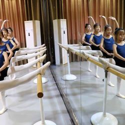 Alumnas aprenden a bailar en una escuela de danza, en la ciudad de Zaozhuang, en la provincia de Shandong, en el este de China. (Xinhua/Chen Bin) | Foto:Xinhua