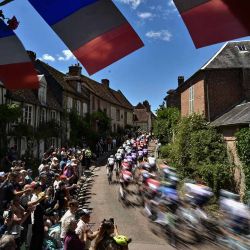 El pelotón recorre la ciudad de Gerberoy durante la cuarta etapa de la 112.ª edición del Tour de Francia, una carrera ciclista de 174,2 km entre Amiens Metropole y Rouen, en el norte de Francia. | Foto:afp