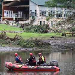 Un equipo de búsqueda y rescate busca personas a lo largo del río Guadalupe, cerca de un edificio dañado en Camp Mystic, Hunt, en 2025, tras las graves inundaciones repentinas ocurridas durante el fin de semana festivo del 4 de julio. Los rescatistas en Texas continúan trabajando a contrarreloj para encontrar a decenas de personas desaparecidas, incluyendo niños, arrastrados por las inundaciones repentinas que causaron la muerte de más de 80 personas, mientras los meteorólogos advierten de nuevas inundaciones. En una aterradora muestra del poder de la naturaleza, las aguas del río Guadalupe, desbordadas por la lluvia, alcanzaron las copas de los árboles y los techos de las cabañas en Camp Mystic mientras las niñas dormían la noche del viernes 4 de julio, arrastrando a algunas de ellas y dejando una escena de devastación. | Foto:afp