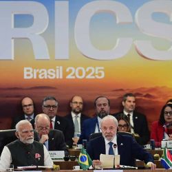 El presidente brasileño, Luiz Inácio Lula da Silva (c-frente), el primer ministro indio, Narendra Modi (i-frente), y el presidente sudafricano, Cyril Ramaphosa (d-frente), asisten a la XVII Cumbre del BRICS, en el Museo de Arte Moderno, en Río de Janeiro, Brasil, el 7 de julio de 2025. La XVII Cumbre del BRICS comenzó el domingo en la ciudad brasileña de Río de Janeiro con la participación de jefes de Estado y de Gobierno de los países miembros del grupo, así como representantes de naciones asociadas e invitados. (Xinhua/Lucio Távora) | Foto:Xinhua