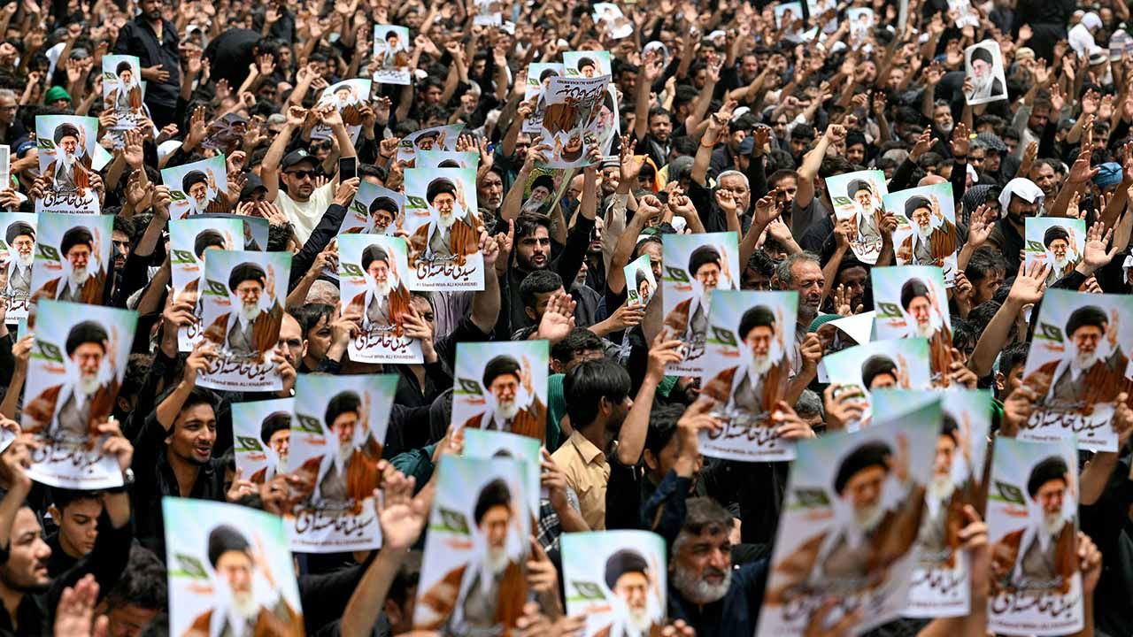 Los musulmanes chiítas sostienen retratos del líder supremo de Irán, el ayatolá Ali Jamenei, durante una procesión religiosa celebrada para conmemorar la Ashura, el décimo día del mes sagrado islámico de Muharram en Karachi. | Foto:afp