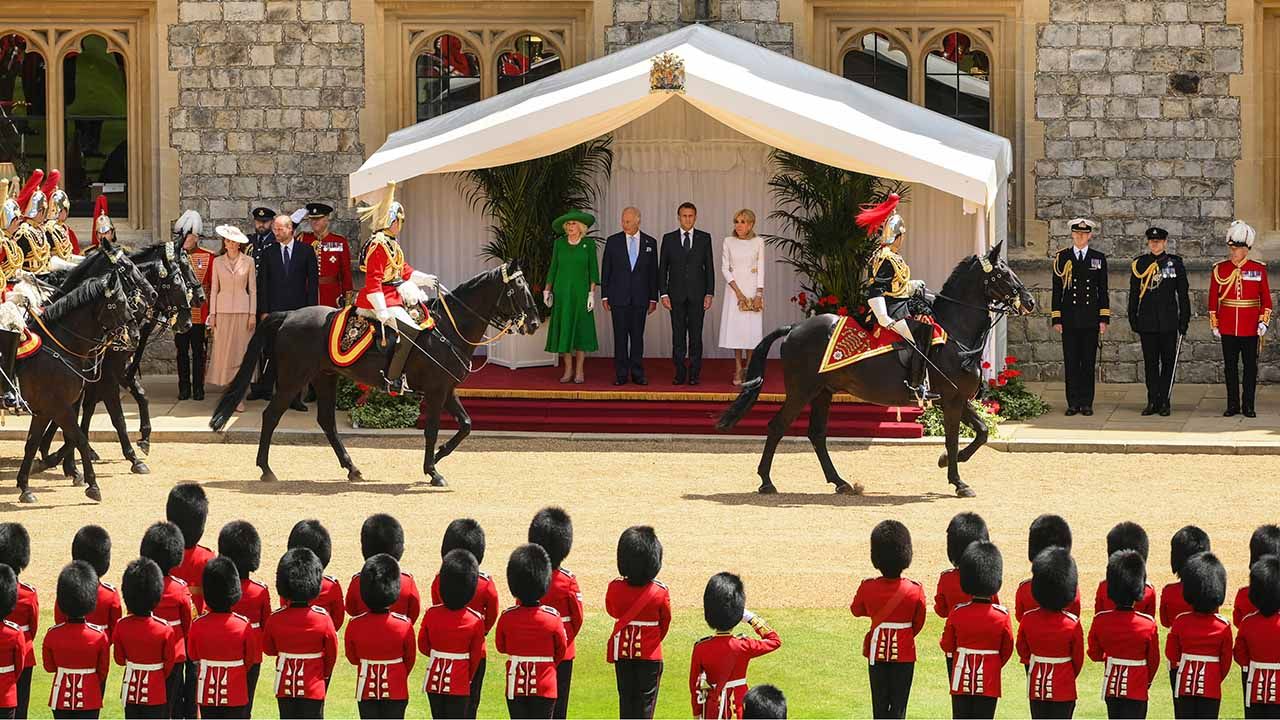 La reina Camila, el rey Carlos III de Gran Bretaña, el presidente francés Emmanuel Macron y su esposa Brigitte Macron durante una ceremonia de bienvenida en el Castillo de Windsor, al oeste de Londres, en el primer día de una visita de Estado de tres días a Gran Bretaña. El presidente francés, Emmanuel Macron, inició el martes una visita de Estado de tres días a Gran Bretaña, en la que se dirigirá al Parlamento e intentará reavivar una supuesta relación cordial con el rey Carlos II. | Foto:afp