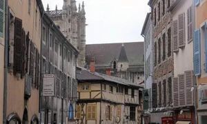 Cuál es el pueblo francés que vende casas por un euro.
