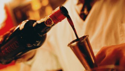 En el corazón de Buenos Aires, la primera línea de vinos fortificados de la Argentina festejó sus 25 años junto a sommeliers, bartenders, periodistas e influencers en el Gran Danzón. Cócteles con identidad local, maridajes creativos y un recorrido sensorial por sus etiquetas marcaron el pulso de un evento con mucha historia. Una noche ideal para celebrar a la línea de vino que rompió moldes desde sus comienzos.