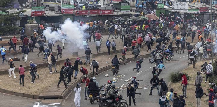 Manifestantes reaccionan ante nubes de gas lacrimógeno disparadas por la policía keniana durante los enfrentamientos en las manifestaciones del Día de Saba Saba en Nairobi. Kenia conmemoró su lucha por la democracia el 7 de julio de 2025 con el bloqueo policial de las principales carreteras de Nairobi ante posibles protestas, después de que las manifestaciones del mes pasado derivaran en violentos enfrentamientos. El Día de Saba Saba conmemora el levantamiento del 7 de julio de 1990, cuando los kenianos exigieron el retorno a la democracia multipartidista tras años de gobierno autocrático del entonces presidente Daniel Arap Moi.