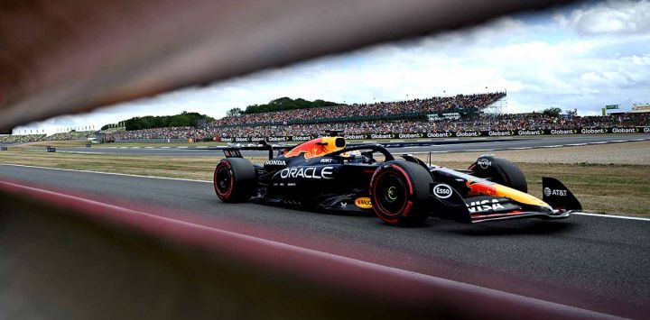 El piloto holandés de la escudería Red Bull, Max Verstappen, conduciendo durante la sesión de clasificación del Gran Premio de Reino Unido de Fórmula Uno 2025, en el Circuito de Silverstone, en Silverstone, Reino Unido. (Xinhua/Li Ying)