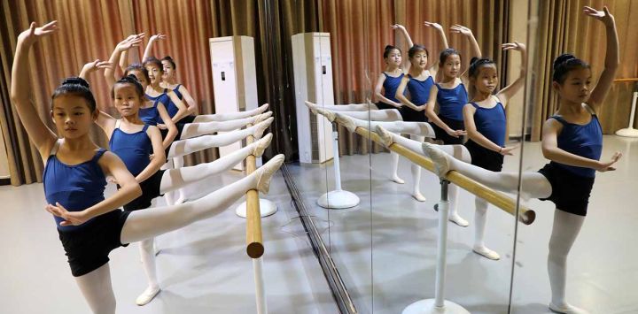 Alumnas aprenden a bailar en una escuela de danza, en la ciudad de Zaozhuang, en la provincia de Shandong, en el este de China. (Xinhua/Chen Bin)