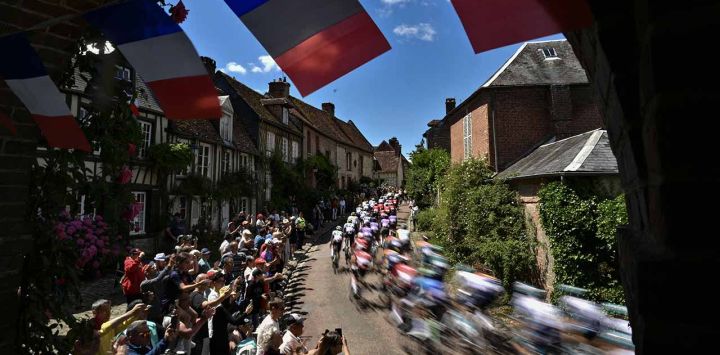 El pelotón recorre la ciudad de Gerberoy durante la cuarta etapa de la 112.ª edición del Tour de Francia, una carrera ciclista de 174,2 km entre Amiens Metropole y Rouen, en el norte de Francia.