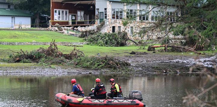 Un equipo de búsqueda y rescate busca personas a lo largo del río Guadalupe, cerca de un edificio dañado en Camp Mystic, Hunt, en 2025, tras las graves inundaciones repentinas ocurridas durante el fin de semana festivo del 4 de julio. Los rescatistas en Texas continúan trabajando a contrarreloj para encontrar a decenas de personas desaparecidas, incluyendo niños, arrastrados por las inundaciones repentinas que causaron la muerte de más de 80 personas, mientras los meteorólogos advierten de nuevas inundaciones. En una aterradora muestra del poder de la naturaleza, las aguas del río Guadalupe, desbordadas por la lluvia, alcanzaron las copas de los árboles y los techos de las cabañas en Camp Mystic mientras las niñas dormían la noche del viernes 4 de julio, arrastrando a algunas de ellas y dejando una escena de devastación.