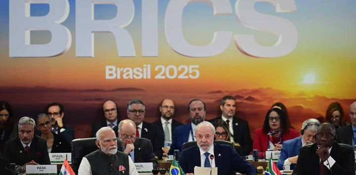 El presidente brasileño, Luiz Inácio Lula da Silva (c-frente), el primer ministro indio, Narendra Modi (i-frente), y el presidente sudafricano, Cyril Ramaphosa (d-frente), asisten a la XVII Cumbre del BRICS, en el Museo de Arte Moderno, en Río de Janeiro, Brasil, el 7 de julio de 2025. La XVII Cumbre del BRICS comenzó el domingo en la ciudad brasileña de Río de Janeiro con la participación de jefes de Estado y de Gobierno de los países miembros del grupo, así como representantes de naciones asociadas e invitados. (Xinhua/Lucio Távora)