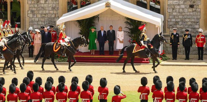 La reina Camila, el rey Carlos III de Gran Bretaña, el presidente francés Emmanuel Macron y su esposa Brigitte Macron durante una ceremonia de bienvenida en el Castillo de Windsor, al oeste de Londres, en el primer día de una visita de Estado de tres días a Gran Bretaña. El presidente francés, Emmanuel Macron, inició el martes una visita de Estado de tres días a Gran Bretaña, en la que se dirigirá al Parlamento e intentará reavivar una supuesta relación cordial con el rey Carlos II.