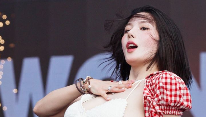 La cantante Kwon Eun Bi se volvió viral por su actuación de alto voltaje en el Festival Waterbomb