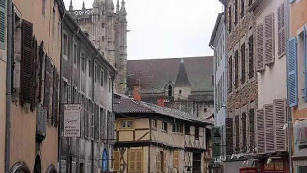 Cuál es el pueblo francés que vende casas por un euro.