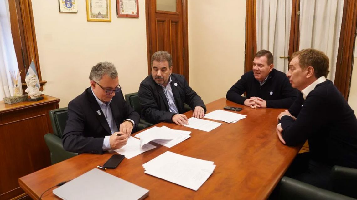 Leaders from La Libertad Avanza and PRO seal an electoral alliance for the Buenos Aires Province elections.