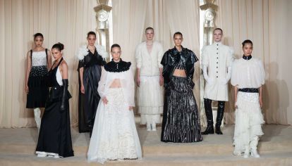 En el marco de la Semana de Alta Costura de París, la marca francesa presentó su nueva colección (la última antes de la llegada de Matthieu Blazy como Director Creativo) y celebró los 110 años de historia de la maison en la haute couture. 